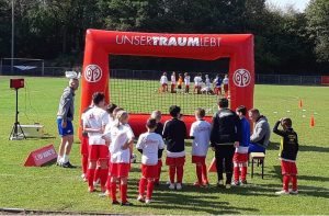 schussgeschwindigkeitsmessung beim fsv mainz 05 und aufblasbares tor mit branding_kinderanimation