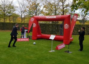 schussgeschwindigkeitsmessung beim fsv mainz 05 und aufblasbares tor mit branding